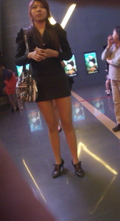 街拍等待电影开场的美眉，穿着OL套装就一定是OL吗