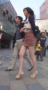 街拍气质长腿少妇，短裙圆臀的诱惑