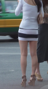 街拍白色连衣短裙美女，跟着总会拍到内痕的