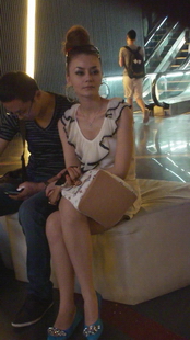 等待电影开场的裸腿美眉，貌似AV女优RIO