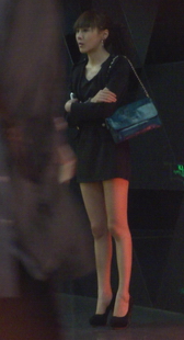 等待让女人的腿部更直，等待让女人的曲线更美