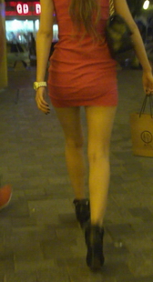 街拍夜色里的红裙裸腿美眉扭动的曲线