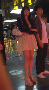 街拍电影院里发现的一个美腿厚高美女