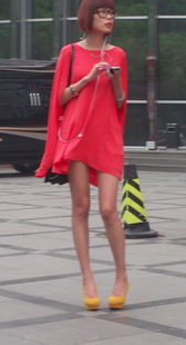 街拍黄色高跟细腿眼镜美眉