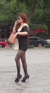 街拍花纹黑丝墨镜mm，身材真诱惑