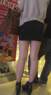 超短裙美眉的美腿超短裙特写