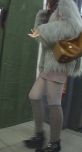 穿长绒毛外套的袜套青丝气质美女在超市购买那个，嘿嘿