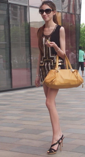 这个洋妞太骨感了，谁都能把她架起来，不信就来试试