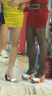 凉拖超短裙美腿