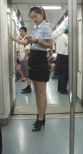 地铁性感高挑花裙少妇