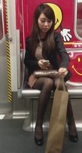 黑丝性感少妇就知道玩手机