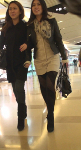 街拍黑丝白裙少妇