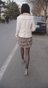 街拍性感黑丝高跟小妹