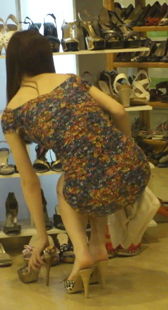 性感长腿少女试鞋子