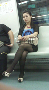 地铁里的黑丝豹纹高跟少妇