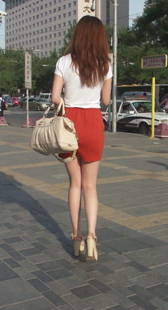 跟拍包臀短裙风骚少妇