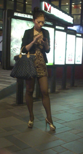 豹纹包臀黑丝女