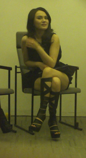 夜总会里的长腿高跟美女