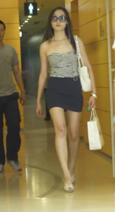 拍摄低胸短裙长腿时尚美女