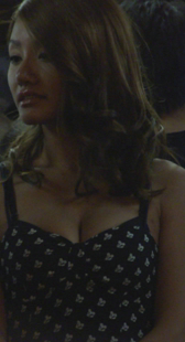 拍摄吊带低胸妹子