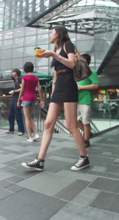 清纯的面孔性感的露背装极品美腿