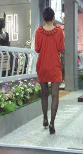 细高跟黑丝红衣少妇