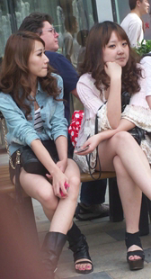 性感白腿两美少妇