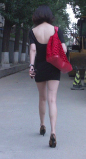 露背长腿小少妇