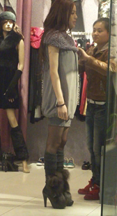 高跟黑丝小少妇试衣服