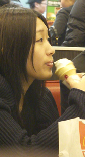 这冰激凌吃成这样