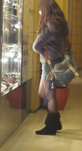 商场牛仔短裙小妹