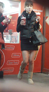 冬天拍摄短裙小妹