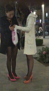 街拍红高跟黑丝少妇