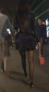 街拍细高跟黑丝超短裙