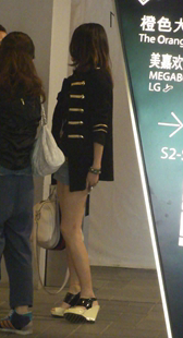 长腿超短裙小妹