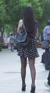 细高跟黑丝短裙