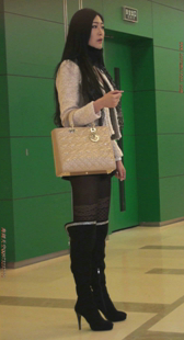 细高跟黑丝花裙