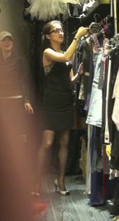 性感黑丝少妇试衣服