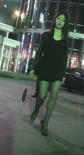 街拍细腰宽臀黑丝少妇