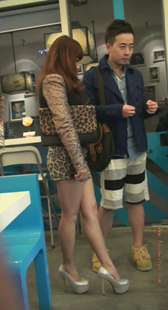 长腿高跟豹纹少妇