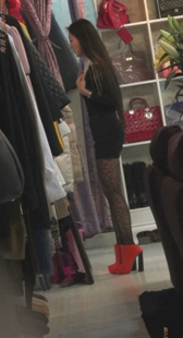 性感黑色丝袜少妇试衣服