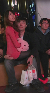 光明正大包着屁股啊