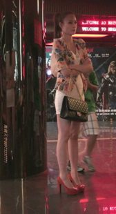 红高跟白色短裙少妇