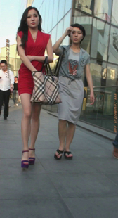 红色超短裙少妇