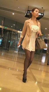 商场黑色丝袜少妇