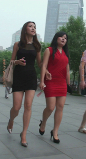 街拍两个骚妇