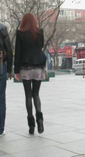 街拍黑丝灰裙少妇