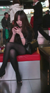 黑丝少妇只顾玩手机