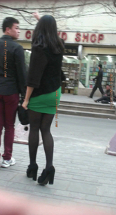 街拍绿裙黑丝少妇