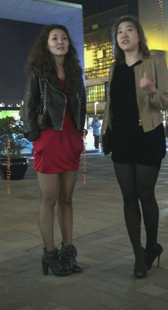 街拍红裙黑丝少妇